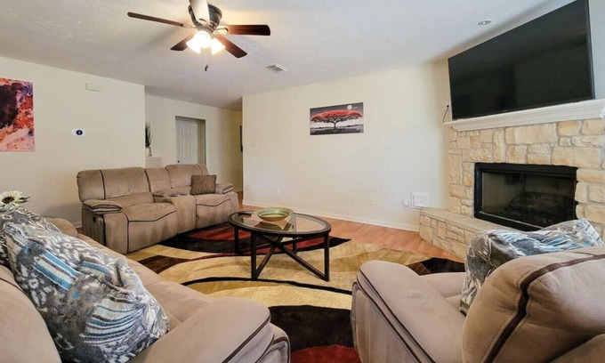 Barker Casa | Relax & Unwind: Cozy Fall Home w/ Fast Wi-Fi