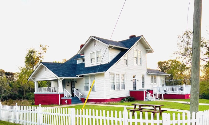 Selma Casa | Relax & Unwind in a Spacious Historic Home with Porch, Patio, & Sunroom
