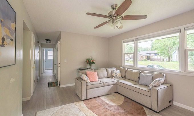 Fridley Apartamento | Relax with the family in a newly renovated and furnished upper level duplex.