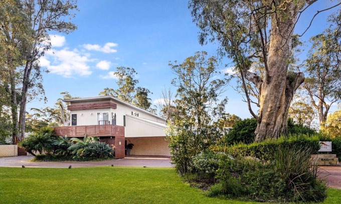 Reinscourt Casa | Relax with the whole family at this Holiday Mansion.