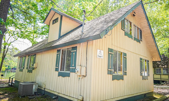 Pine Mountain Chalet De Esquí | Relax with your fur baby in this spacious chalet near Callaway Gardens