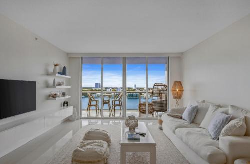 Sunny Isles Beach Apartamento | Relaxation at its Finest Water-view in Golden Bay with FREE PARKING