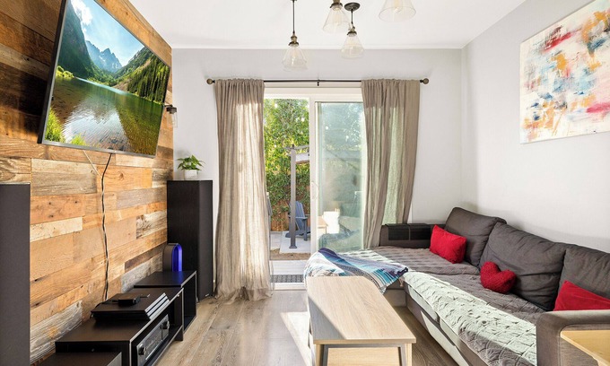 San Fernando Casa | Relaxation at its finest! Modern cozy home with WiFi and AC in San Fernando