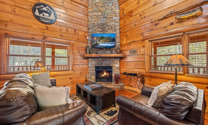 Gatlinburg - Pigeon Forge Cabina | Relaxation awaits you! Great location, easily accessible!