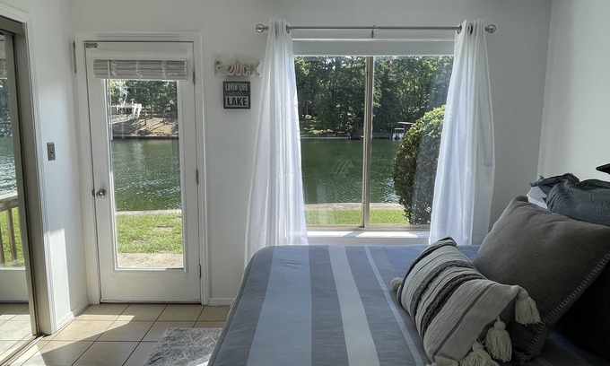 Mid America Condominio | Relaxation Destination--updated lakefront condo just steps from Lake Hamilton!!!