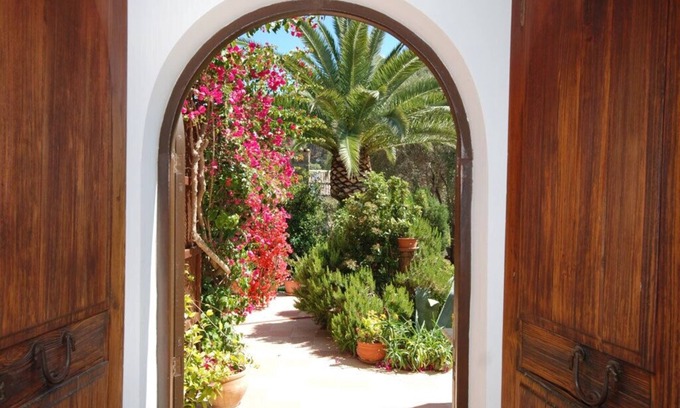 S'Arraco Casa | Relajación en el paisaje del jardín mediterráneo en la gran piscina privada