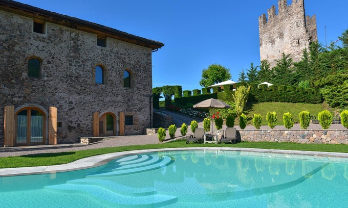 Segonzano Villa | Relájese en la naturaleza en toda la Villa con piscina rodeada de viñedos.