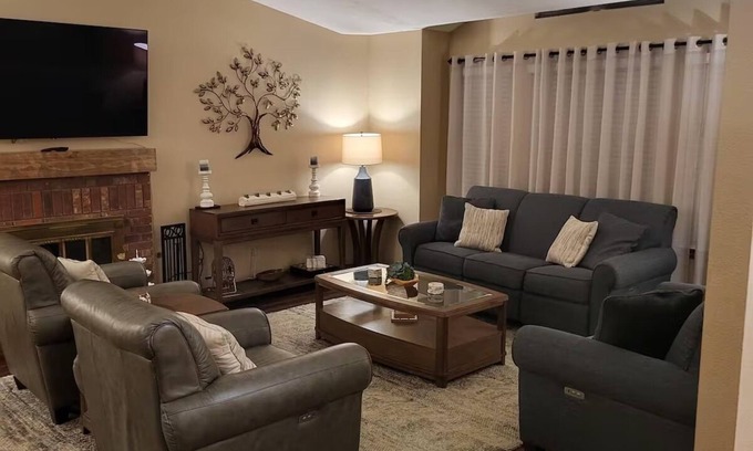 Porterville Casa | Relaxation meets comfort HERE at Redwood Inn