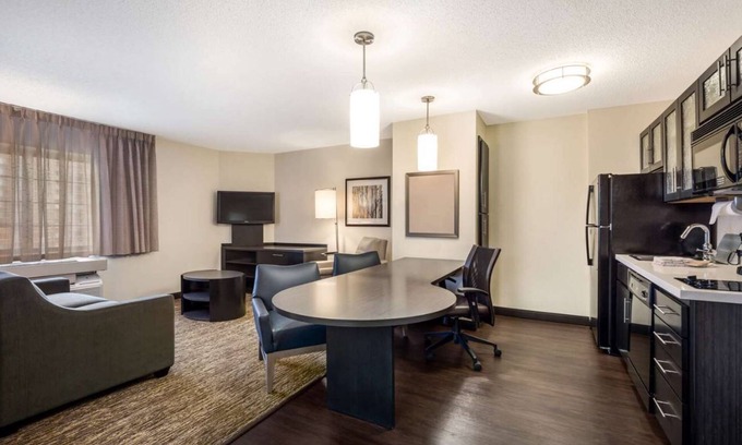 Baymeadows Hotel | Relaxation Retreat in Jacksonville! 3 Modern Units, Pets Allowed, Full Kitchen!