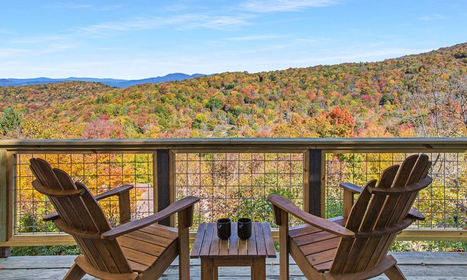 Beech Mountain Casa | Relaxation with panoramic views everywhere you look! 1 minute drive to Resort.