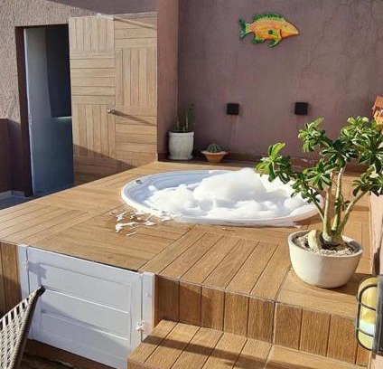 Atalaia Apartamento | Relaxe na banheira de hidromassagem com vista mar