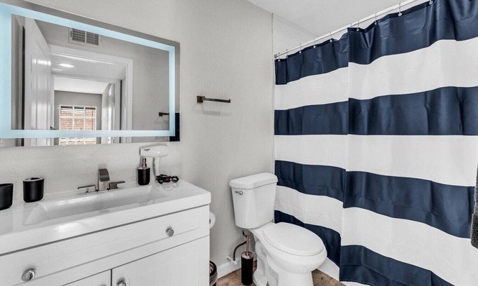 West Arlington Apartamento | Relaxed 2BR Condo Close to Dining & Entertainment