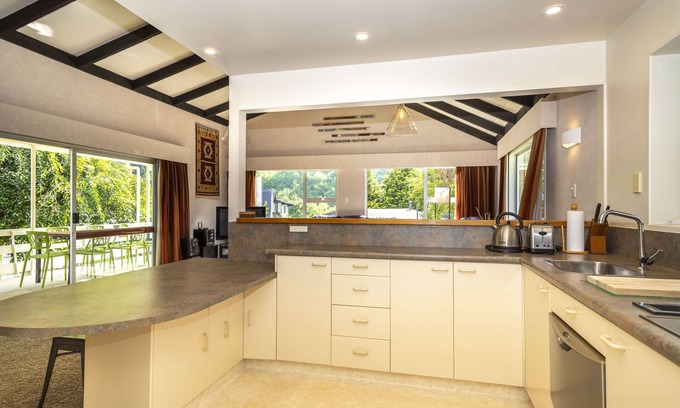 Arrowtown Casa | Relaxed Arrowtown stay minutes from Town Centre