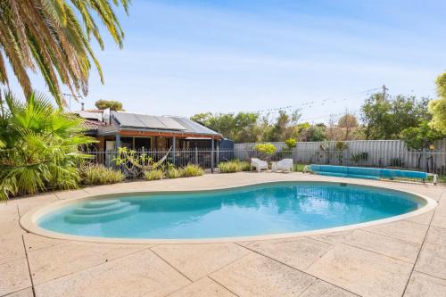 Beldon Casa | Relaxed Coastal Living with Poolside Bliss - Mullaloo