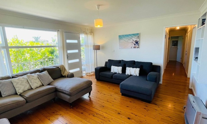 Mollymook Casa | Free night on us this winter at Relaxed Coastal Retreat