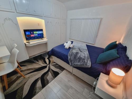 Harehills Casa | Relaxed Double bed with private bathroom, parking, WiFi and garden.