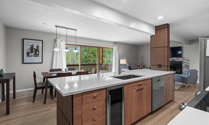Petoskey Condominio | Relaxed Lakeside Living Near Petoskey