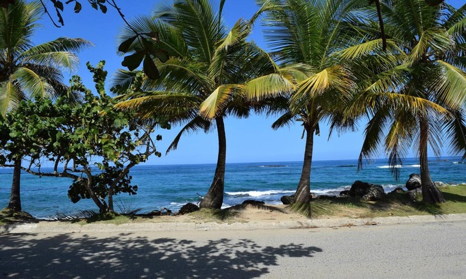 Hatillo Casa | Relajada casa frente al mar en una tranquila playa bordeada de palmeras con un gran patio frente al mar