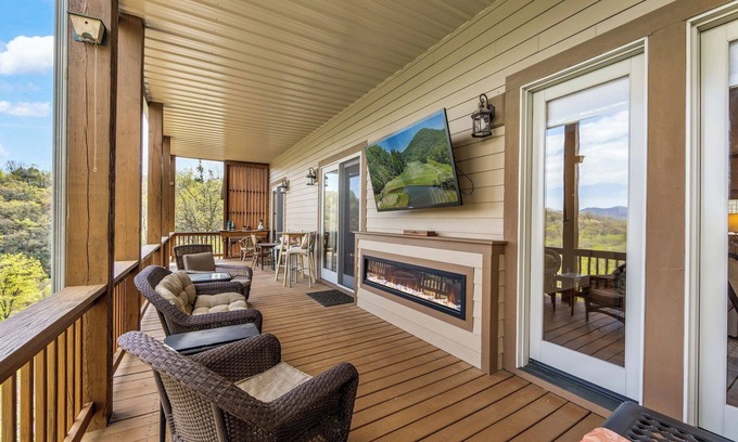Whittier Condominio | Relaxed Retreat with Premiere Location and Views, Only 6 Steps to Get In, Garage
