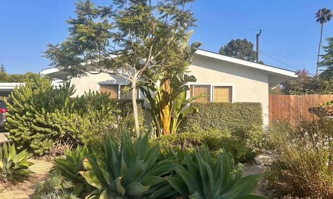 Carpinteria Casa | Relaxed bungalow, walking distance to the beach!