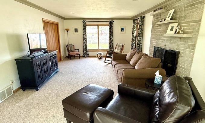 Kenosha Casa | Relaxed Vintage Charm Meets Modern Comfort/Family-Friendly 3BR Ranch Near Lake
