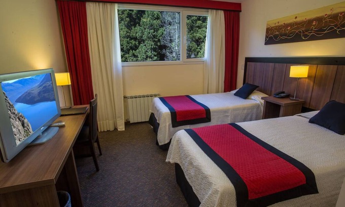 San Carlos de Bariloche Hotel | Relaxing Retreat: Stunning Views, Close to Nahuel Huapi Lake with Heated Pool