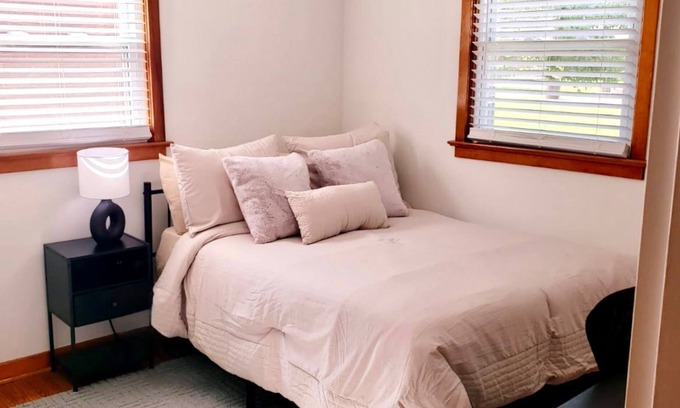 Camp Hill Casa | Relaxing 1-bedroom in a shared house Camp Hill with AC & working space