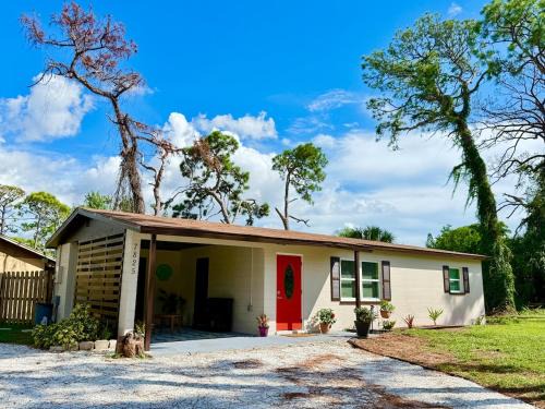 Sarasota Casa | Relaxing 2 bed Siesta Key bungalow minutes from the beach