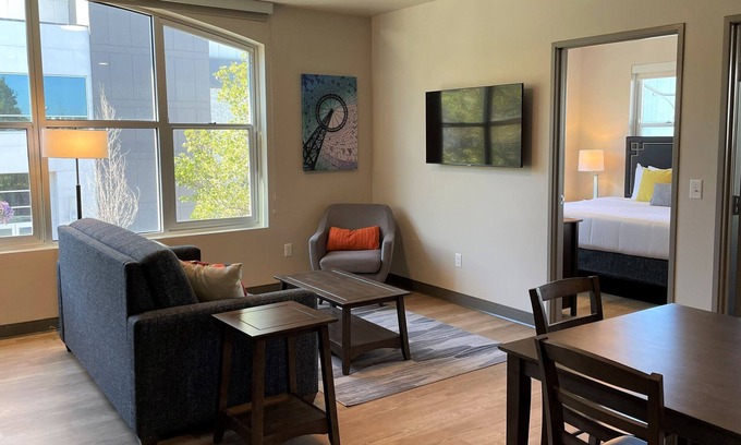 Riverside Apartamento | Relaxing 2 Bed Travel Apartment Steps Away from Riverfront Park