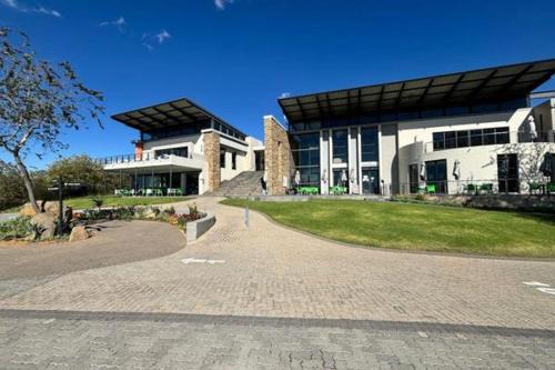 Greater Johannesburg Metropolitan Area Apartamento | Relaxing 2-Bedroom Stay in Secure Jackal Creek Golf Estate