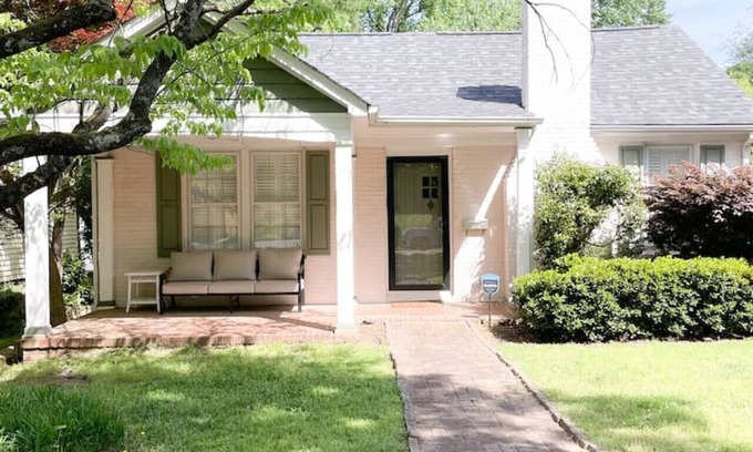 Plaza Midwood Apartamento | Relaxing 2BR Escape|Backyard-BBQ-Outdoor Furniture