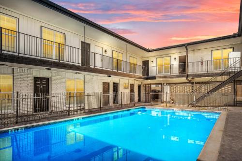 Houston Heights Apartamento | Relaxing 2BR Haven in Heights with Pool and Free Parking