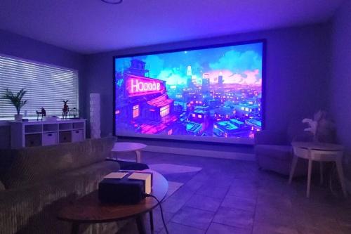 Jacksonville Casa | Relaxing 3-Bedroom With 150 Inch Projector & Pool Table