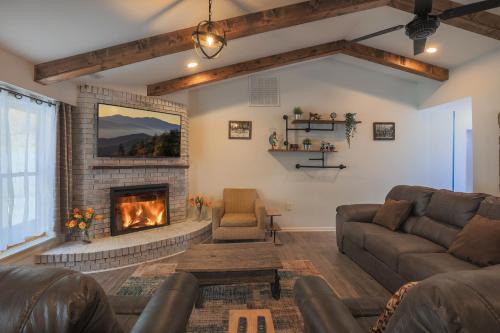Gatlinburg Chalet De Esquí | Relaxing 3BR Cottage 1 mile to Main st attractions Views