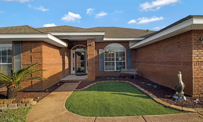 Navarre Casa | Relaxing 4-Bed/Pet Friendly, Minutes to the Coast!