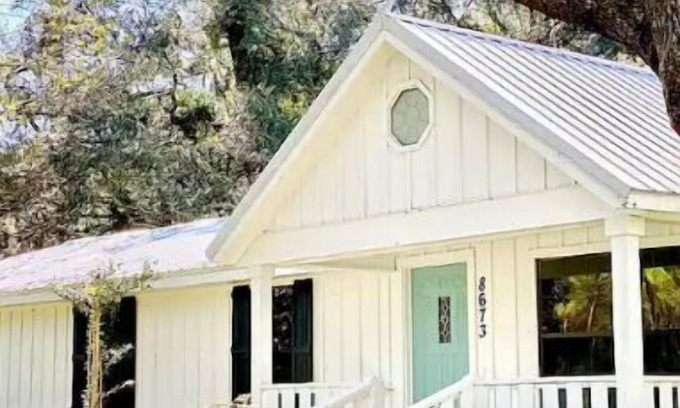 Boys Ranch Casa | Relaxing 4-bedroom house; 20 mins from springs in Live Oak on pond with fire pit
