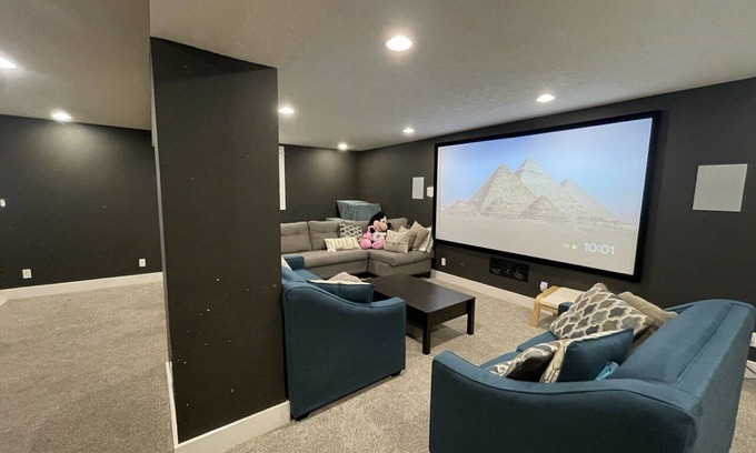 Bloomington Casa | Relaxing 4 Bedroom w/ Theater, Large Deck