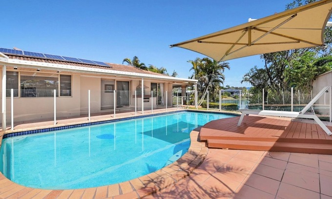 Robina Casa | Relaxing 4BR Robina Escape with Parking and Pool
