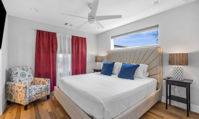 University Hills and Windsor Park Casa | Relaxing 4BR Stay - 5 Mins to DT - Quiet & Central!
