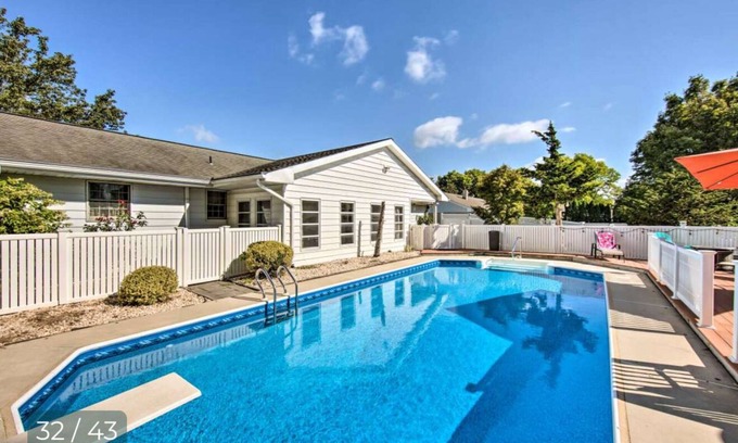 Palmyra Casa | Relaxing 5-Bedroom Getaway with Saltwater Pool & Game Room Close to Hershey