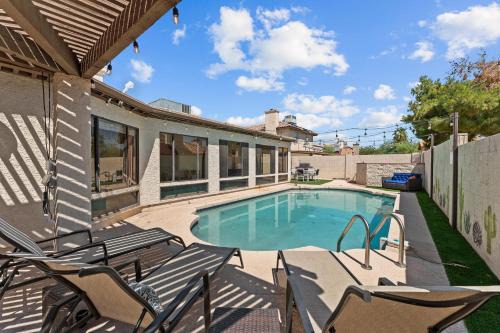 Glendale Casa | Relaxing 5br W Heated Pool, Billiards & Foosball