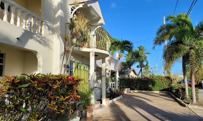 Atlantic Shores Apartamento | Relajante, playa increíble, piscina, autos baratos, tranquila, paraíso del surf