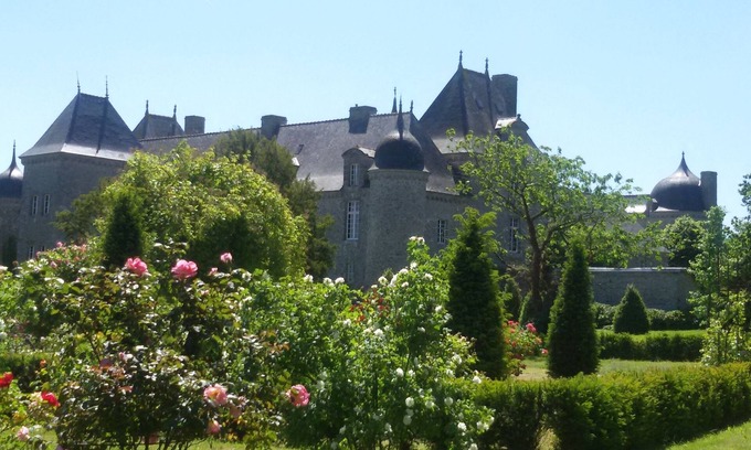 Trebry Otro | Vida y vacaciones relajantes y elegantes en el castillo con un gran parque