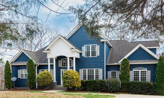 Wise Casa | Relaxing at the Charming Lakefront House