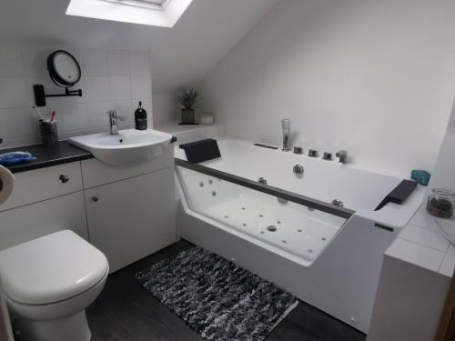 Whitstable Casa | Relaxing Attic Room with En-suite Jacuzzi bath