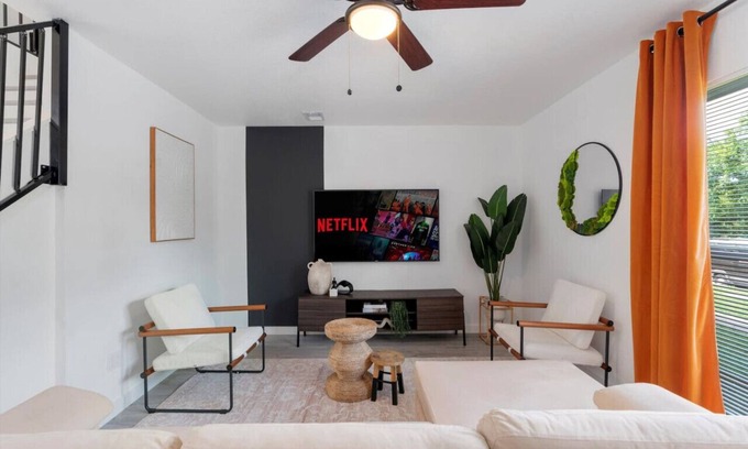 Coronado Hills Casa | Luxurious Hidden Gem l Downtown Access l Balcony