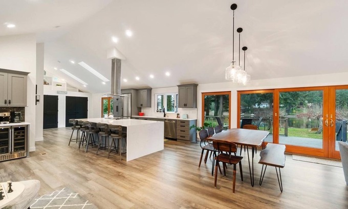 Burley Casa | Relaxing Beach House on Rocky Bay - waterfront!