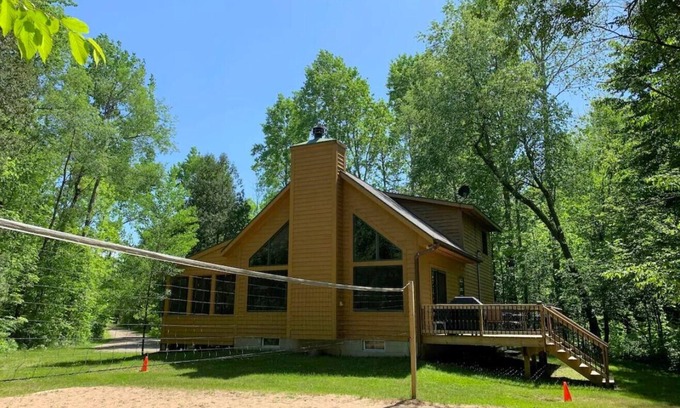 Thompsonville Cabina | Hermosa cabaña Betsie River con aire acondicionado a minutos de Crystal Mtn. Resort 5bd. + Loft!