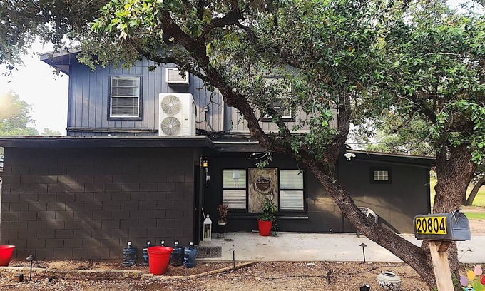 Lakewood Estates Cabaña | Relaxing cabin, dock accessible just steps away from Lake Travis. Dog friendly!