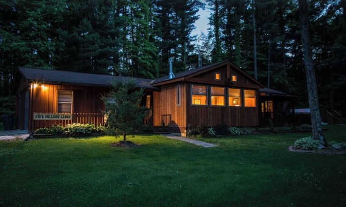 Bellville Cabina | Rustic cabin with hot tub, fire pit and close to area attractions!